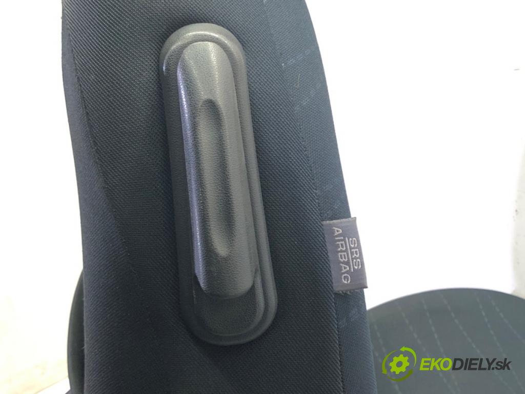 TOYOTA YARIS (_P9_) 2005 - 2014    1.4 D-4D (NLP90_) 66 kW [90 KM] olej napędowy 2005 - 2012  Sedadlo pravy predný