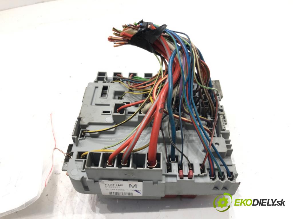 FIAT GRANDE PUNTO (199_) 2005 - 2022    1.3 D Multijet 55 kW [75 KM] olej napędowy 2005 - 2022  skříňka poistková 51827977 (Pojistkové skříňky)