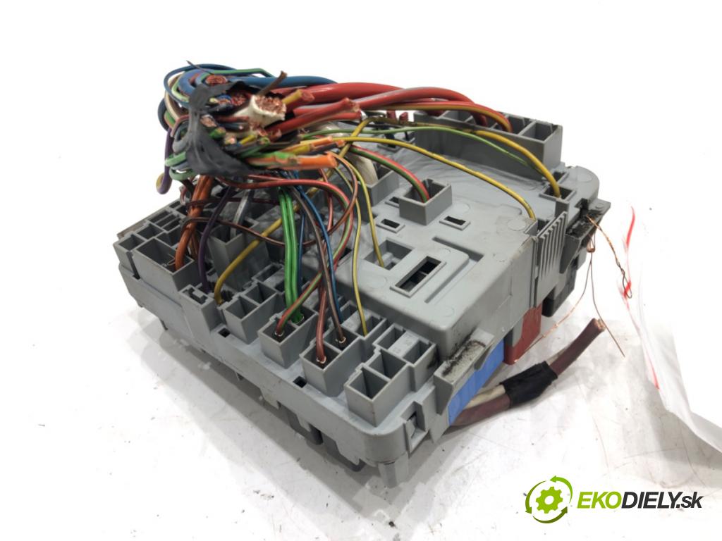 FIAT GRANDE PUNTO (199_) 2005 - 2022    1.3 D Multijet 55 kW [75 KM] olej napędowy 2005 - 2022  skříňka poistková 51827977 (Pojistkové skříňky)