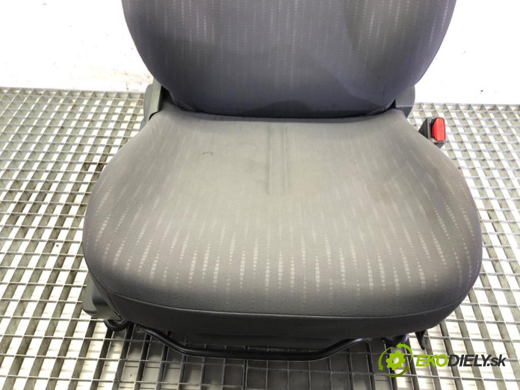 TOYOTA YARIS (_P9_) 2005 - 2014    1.33 VVT-i (NSP90_) 74 kW [100 KM] benzyna 2008 - 2011  Sedadlo pravy predný