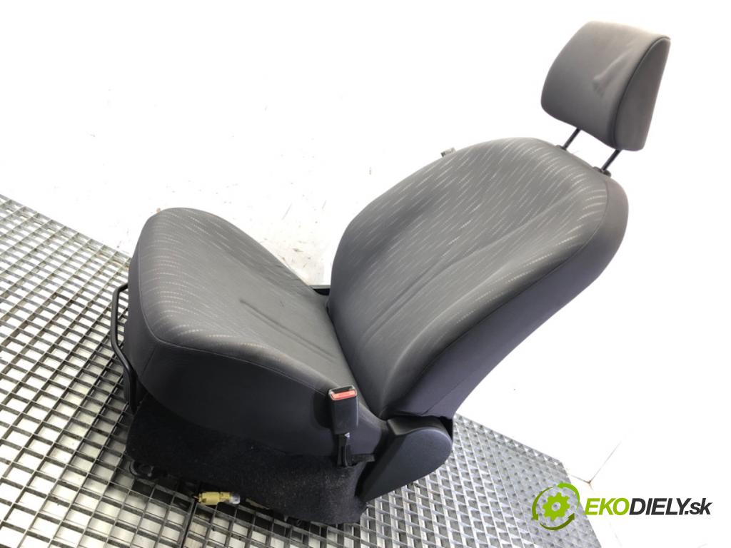 TOYOTA YARIS (_P9_) 2005 - 2014    1.33 VVT-i (NSP90_) 74 kW [100 KM] benzyna 2008 - 2011  Sedadlo pravy predný