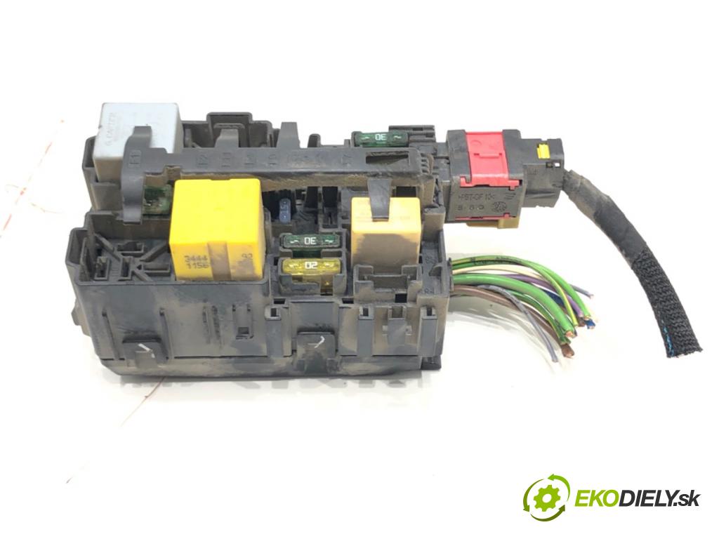 PEUGEOT 308 SW II (LC_, LJ_, LR_, LX_, L4_) 2014 - 2021    1.6 BlueHDi 100 73 kW [99 KM] olej napędowy 2014 - 2021  skříňka poistková 9806192580 (Pojistkové skříňky)