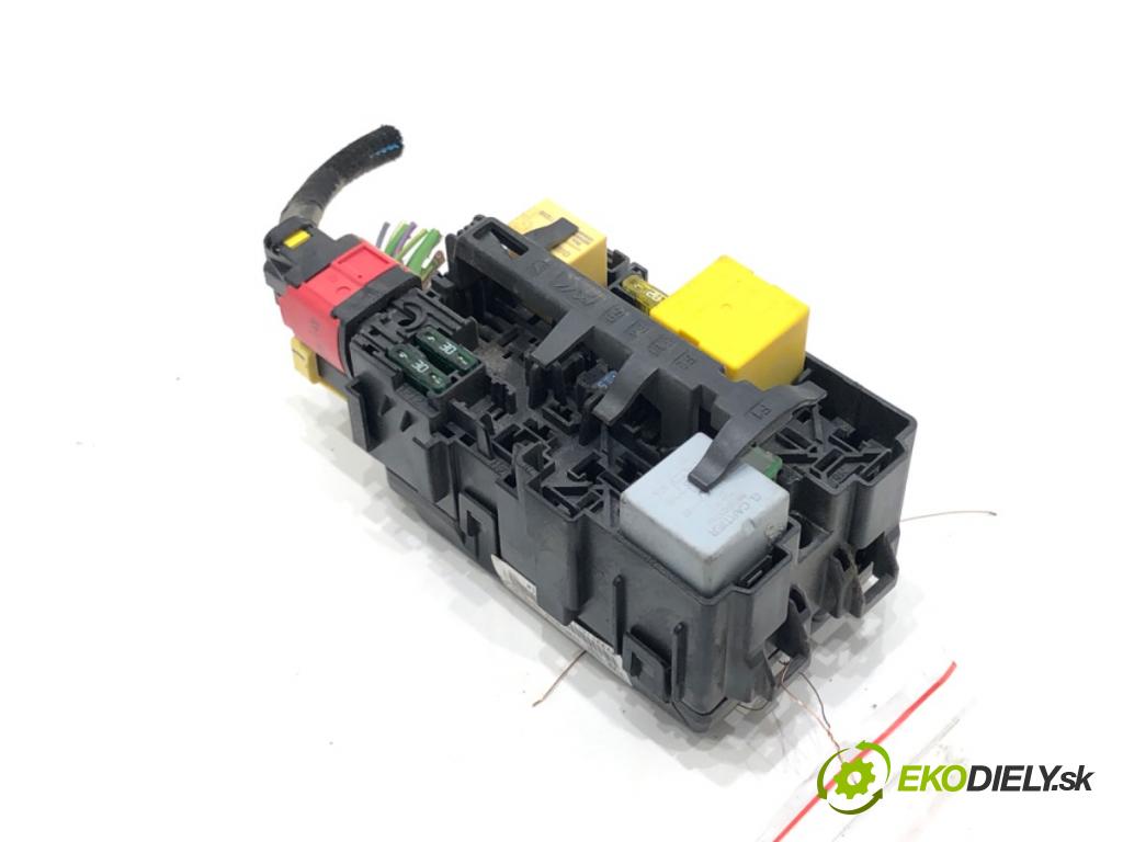 PEUGEOT 308 SW II (LC_, LJ_, LR_, LX_, L4_) 2014 - 2021    1.6 BlueHDi 100 73 kW [99 KM] olej napędowy 2014 - 2021  skříňka poistková 9806192580 (Pojistkové skříňky)