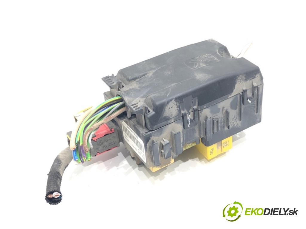 PEUGEOT 308 SW II (LC_, LJ_, LR_, LX_, L4_) 2014 - 2021    1.6 BlueHDi 100 73 kW [99 KM] olej napędowy 2014 - 2021  skříňka poistková 9806192580 (Pojistkové skříňky)