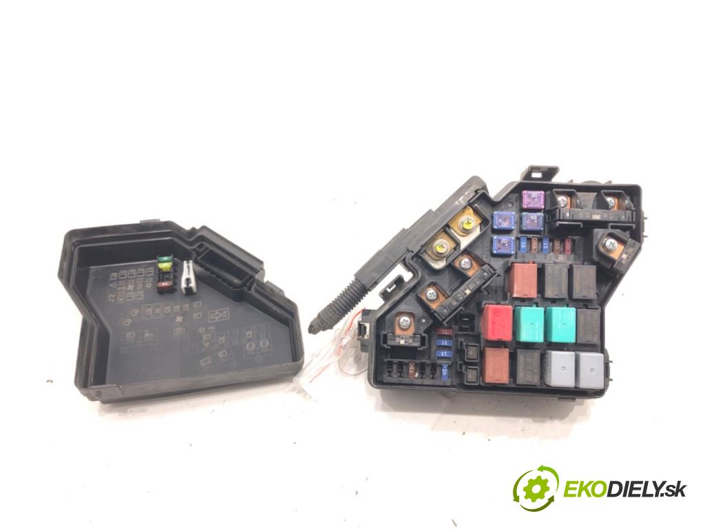 HONDA CIVIC VIII sedan (FD, FA) 2005 - 2022    1.8 (FD1, FD7) 103 kW [140 KM] benzyna 2005 - 2012  skříňka poistková 32200-SNB-G403 (Pojistkové skříňky)