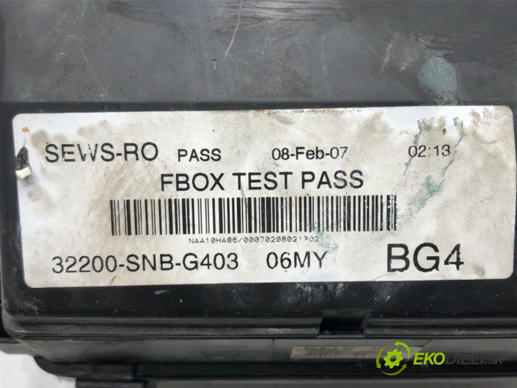 HONDA CIVIC VIII sedan (FD, FA) 2005 - 2022    1.8 (FD1, FD7) 103 kW [140 KM] benzyna 2005 - 2012  Skrinka poistková 32200-SNB-G403 (Poistkové skrinky)