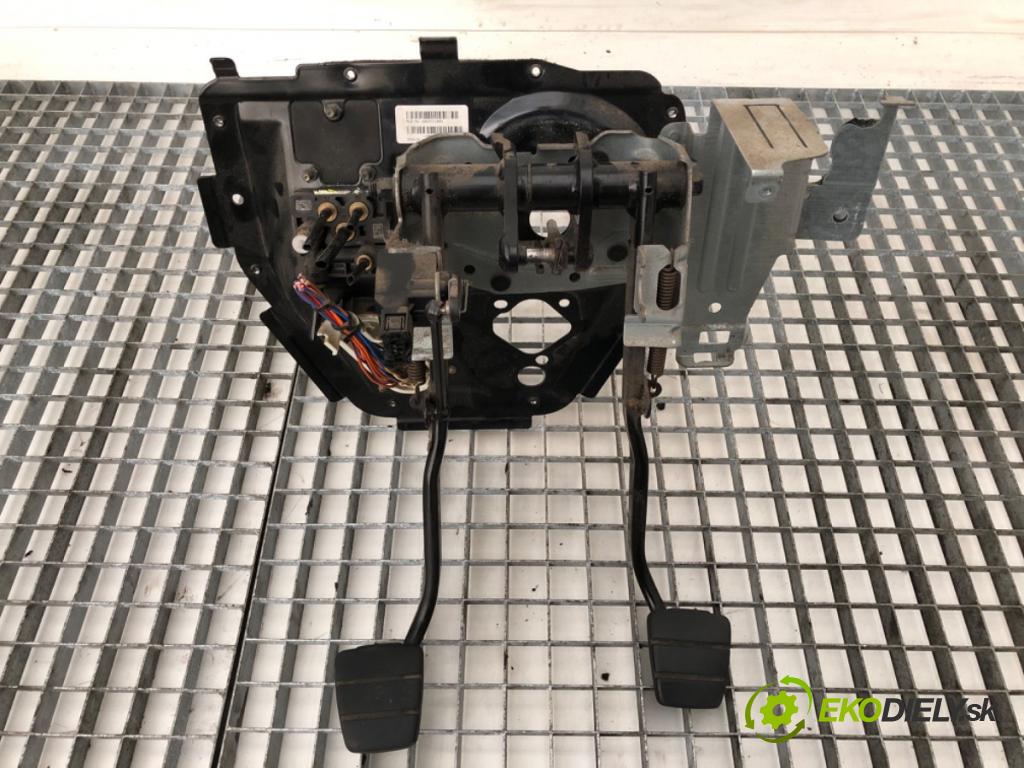 SCANIA P,G,R,T - series 2003 - 2022    R 450  PEDÁL: 1435680 (Pedále)