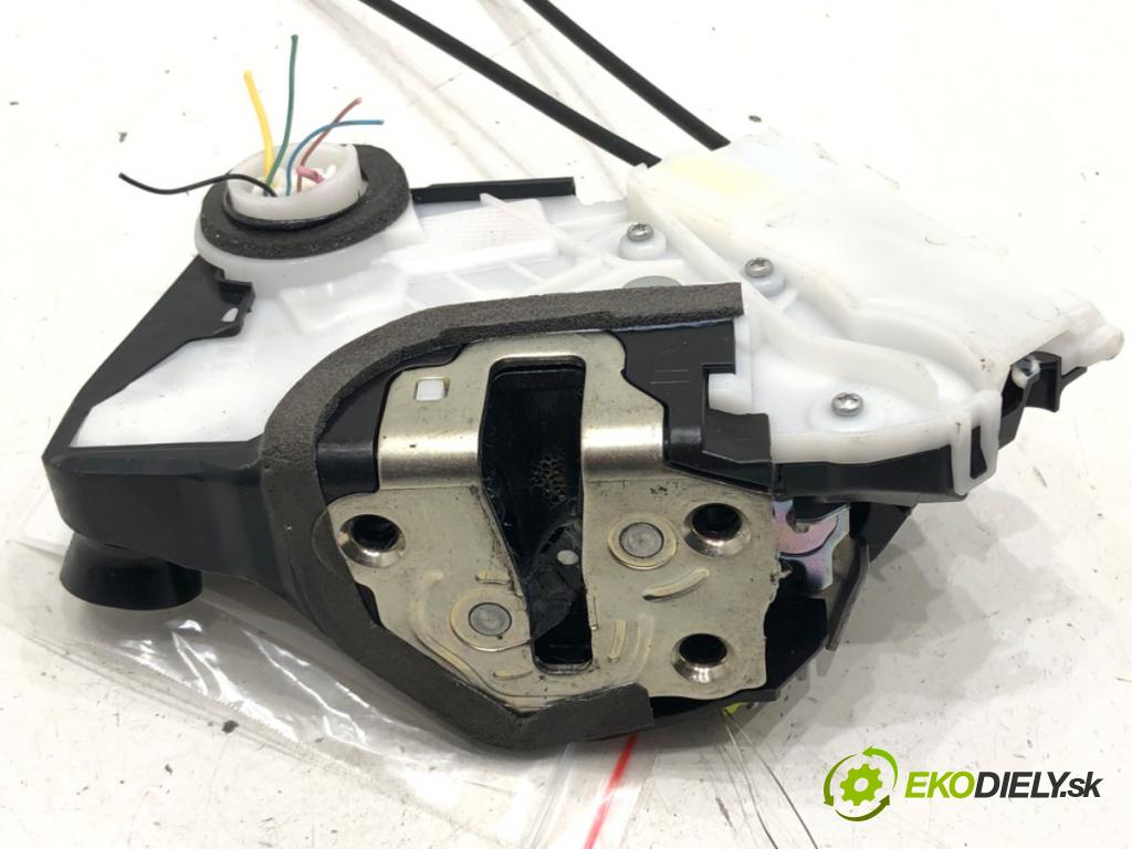 TOYOTA YARIS (_P13_) 2010 - 2022    1.5 (NSP131_) 82 kW [112 KM] benzyna 2017 - 2022  zámok dveře levý přední část 