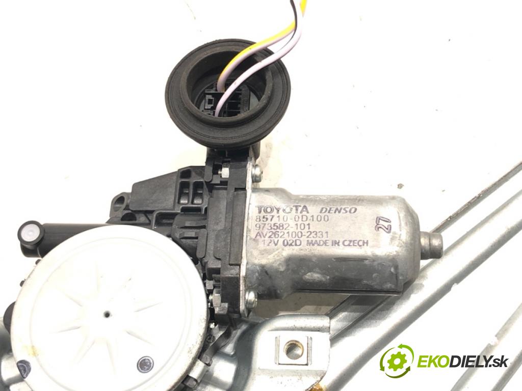 TOYOTA YARIS (_P13_) 2010 - 2022    1.5 (NSP131_) 82 kW [112 KM] benzyna 2017 - 2022  mechanismus okna zadní část levý 85710-0D100 (Ostatné)