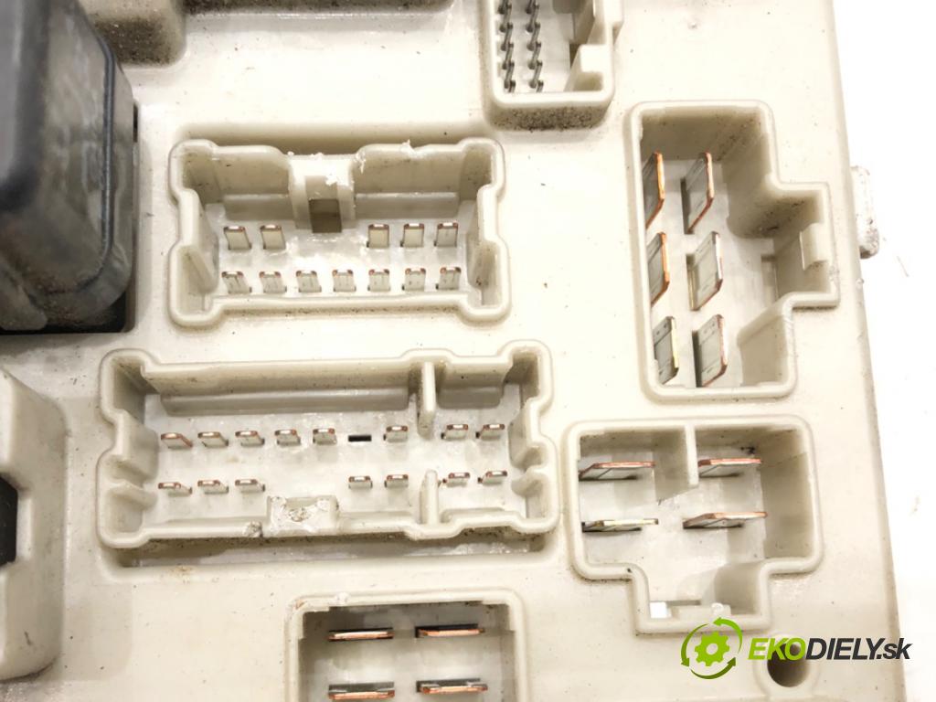 NISSAN MURANO I (Z50) 2002 - 2009    3.5 172 kW [234 KM] benzyna 2003 - 2007  skříňka poistková 284B7CD71A (Pojistkové skříňky)