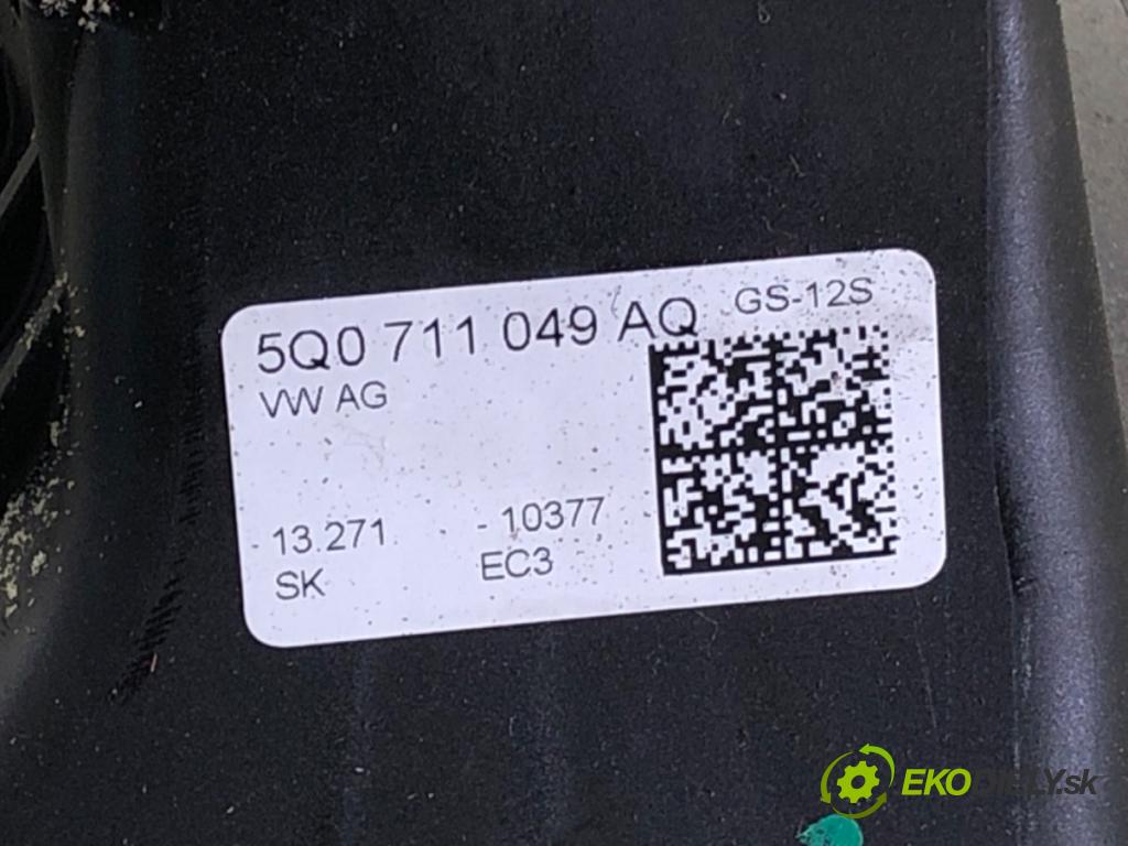 SKODA OCTAVIA III Combi (5E5, 5E6) 2012 - 2022    2.0 TDI 110 kW [150 KM] olej napędowy 2012 - 2022  Kulisa 5Q0711049AQ (Rýchlostné páky / kulisy)