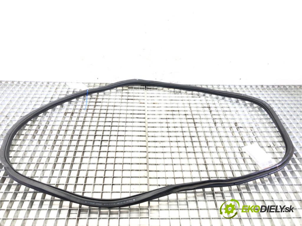 SKODA OCTAVIA III Combi (5E5, 5E6) 2012 - 2022    2.0 TDI 110 kW [150 KM] olej napędowy 2012 - 2022  těsnění dveře zadní část pravá 5E9867368 (Ostatní)