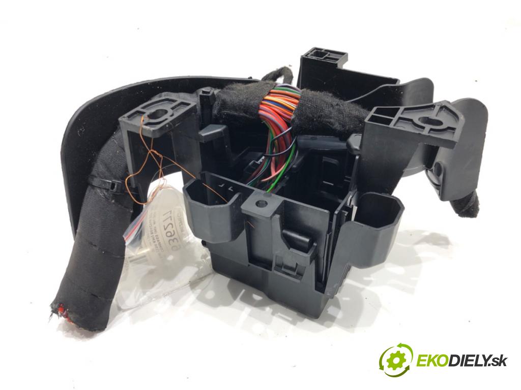 JEEP COMPASS (MP, M6) 2016 - 2022    1.3 2WD 110 kW [150 KM] benzyna 2020 - 2022  skříňka poistková 0521931140 (Pojistkové skříňky)