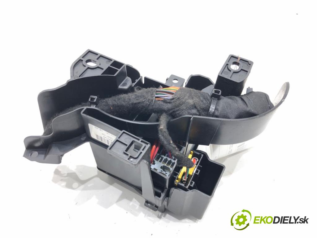 JEEP COMPASS (MP, M6) 2016 - 2022    1.3 2WD 110 kW [150 KM] benzyna 2020 - 2022  skříňka poistková 0521931140 (Pojistkové skříňky)