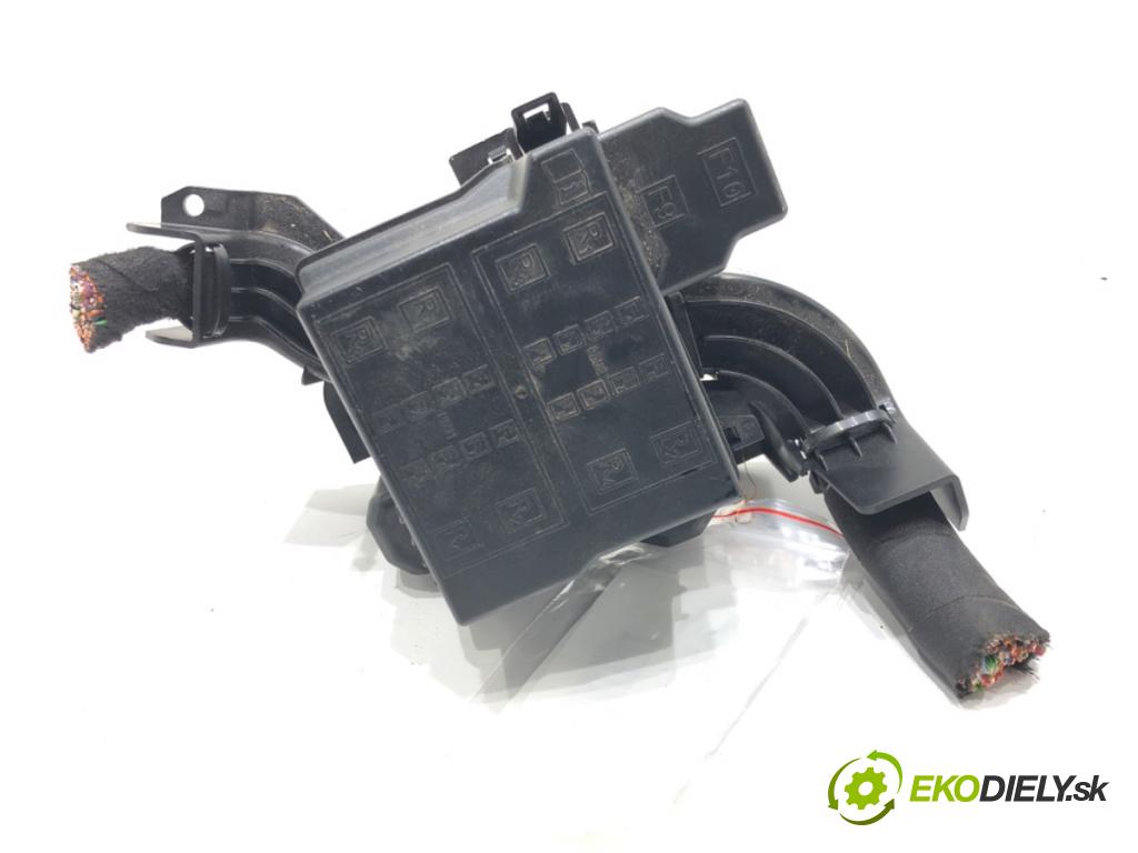 JEEP COMPASS (MP, M6) 2016 - 2022    1.3 2WD 110 kW [150 KM] benzyna 2020 - 2022  skříňka poistková 0521931140 (Pojistkové skříňky)