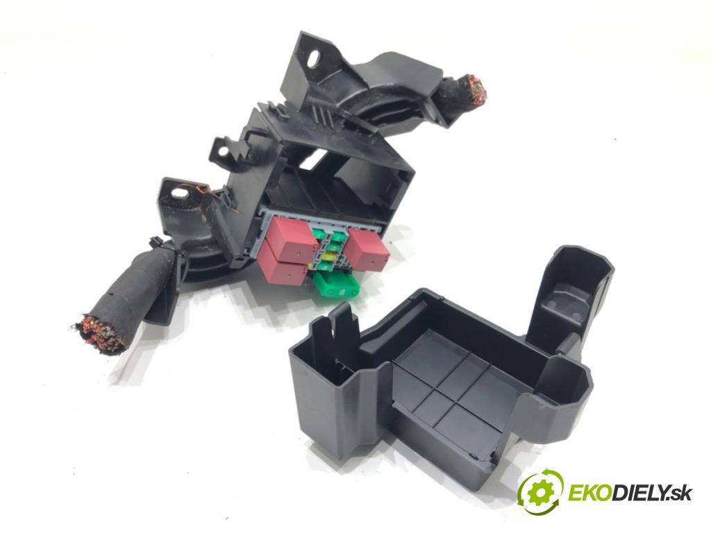 JEEP COMPASS (MP, M6) 2016 - 2022    1.3 2WD 110 kW [150 KM] benzyna 2020 - 2022  skříňka poistková 0521931140 (Pojistkové skříňky)