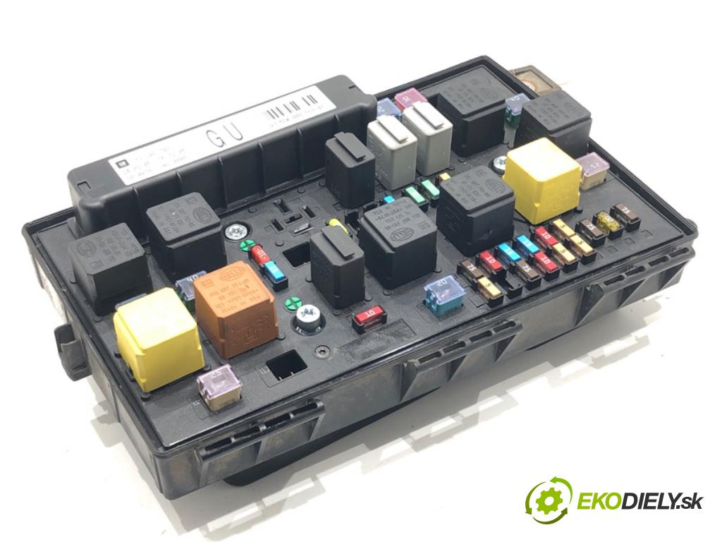 OPEL ZAFIRA B Nadwozie pełne/minivan (A05) 2005 - 2015    1.9 CDTI VAN (M75) 88 kW [120 KM] olej napędowy 2005 - 2015  modul BSI 13206748 (Pojistkové skříňky)