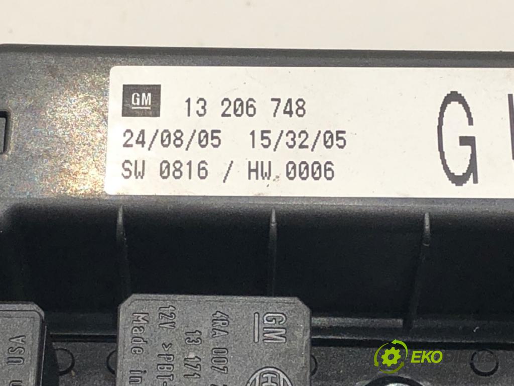 OPEL ZAFIRA B Nadwozie pełne/minivan (A05) 2005 - 2015    1.9 CDTI VAN (M75) 88 kW [120 KM] olej napędowy 2005 - 2015  modul BSI 13206748 (Pojistkové skříňky)