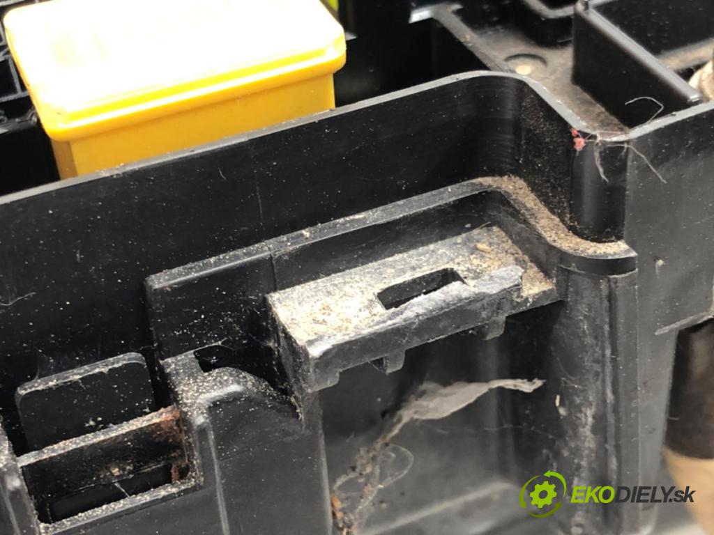 HONDA CIVIC VII Hatchback (EU, EP, EV) 2000 - 2006    1.4 iS (EP1) 66 kW [90 KM] benzyna 2001 - 2005  skříňka poistková  (Pojistkové skříňky)