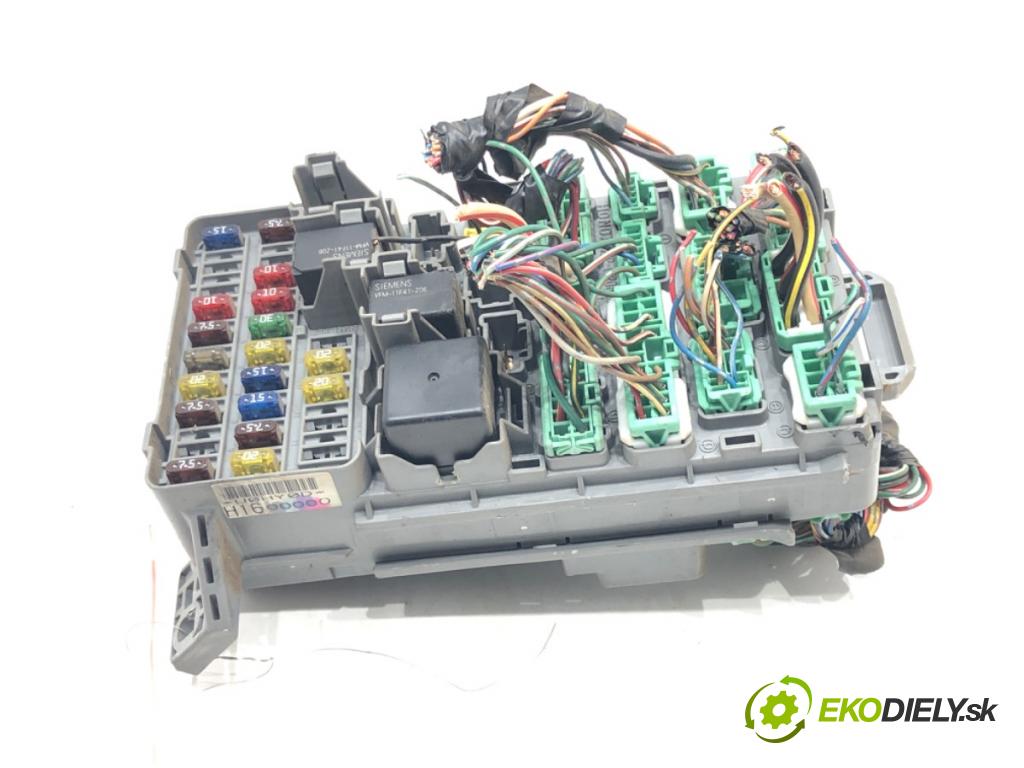 HONDA CIVIC VII coupe (EM2) 2001 - 2005    1.7 i VTEC (EM2) 92 kW [125 KM] benzyna 2001 - 2005  skříňka poistková S5P-G01 (Pojistkové skříňky)