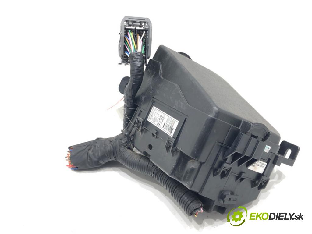 HYUNDAI i40 I Kombi Van (VF) 2011 - 2022    1.7 CRDI 85 kW [116 KM] olej napędowy 2015 - 2022  skříňka poistková  (Pojistkové skříňky)