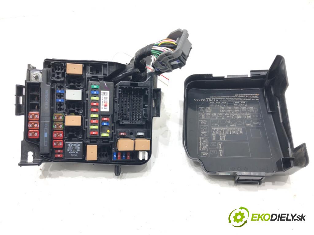 HYUNDAI i40 I Kombi Van (VF) 2011 - 2022    1.7 CRDI 85 kW [116 KM] olej napędowy 2015 - 2022  skříňka poistková  (Pojistkové skříňky)