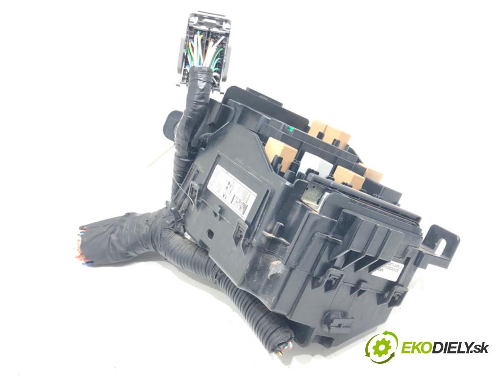 HYUNDAI i40 I Kombi Van (VF) 2011 - 2022    1.7 CRDI 85 kW [116 KM] olej napędowy 2015 - 2022  skříňka poistková  (Pojistkové skříňky)