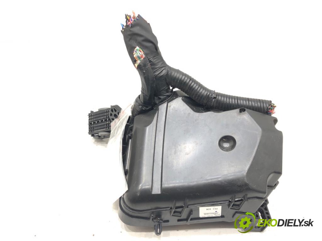 HYUNDAI i40 I Kombi Van (VF) 2011 - 2022    1.7 CRDI 85 kW [116 KM] olej napędowy 2015 - 2022  skříňka poistková  (Pojistkové skříňky)