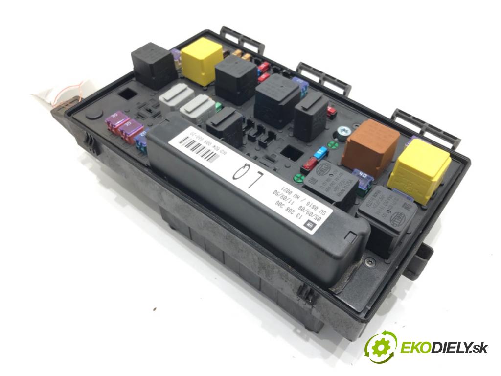 OPEL ASTRA H CLASSIC Kombi (A04) 2006 - 2022    1.7 CDTI (L35) 92 kW [125 KM] olej napędowy 2009 - 2022  skříňka poistková 13268306LQ (Pojistkové skříňky)