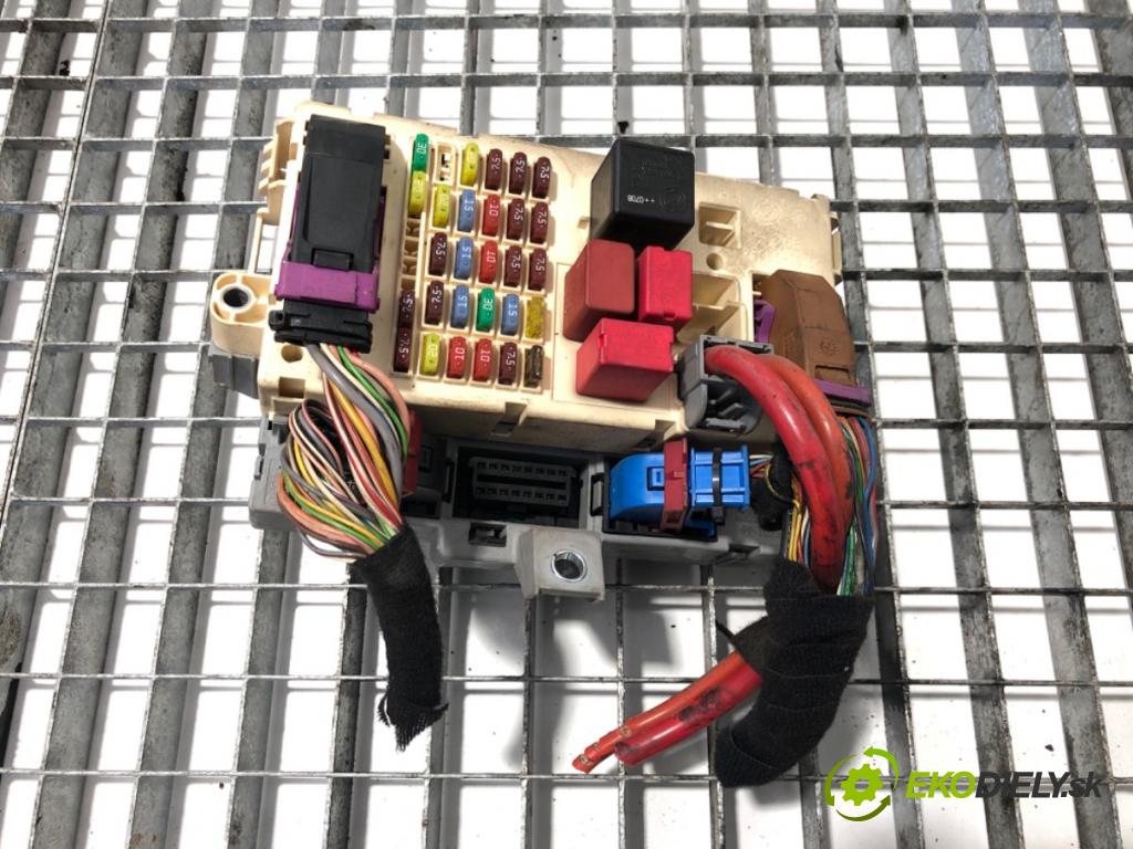 PEUGEOT BOXER Autobus (244, Z_) 2001 - 2022    2.2 HDi 74 kW [101 KM] olej napędowy 2002 - 2022  skříňka poistková  (Pojistkové skříňky)