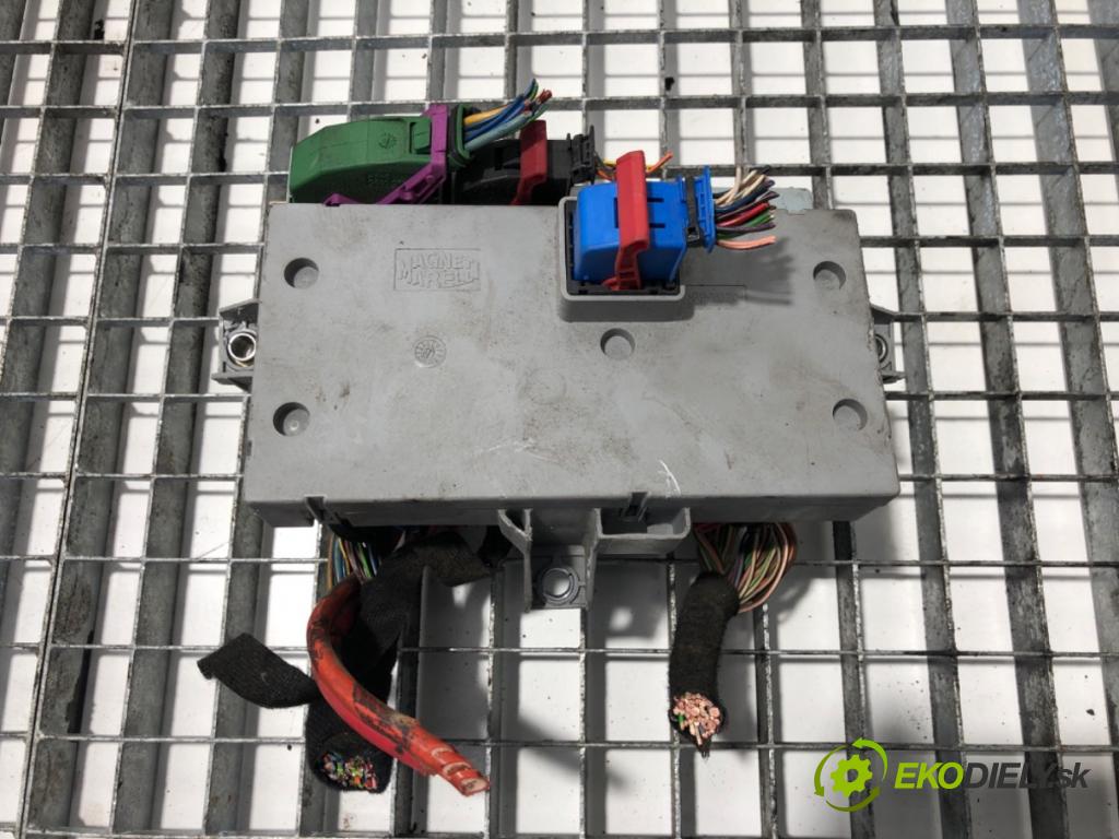 PEUGEOT BOXER Autobus (244, Z_) 2001 - 2022    2.2 HDi 74 kW [101 KM] olej napędowy 2002 - 2022  skříňka poistková  (Pojistkové skříňky)