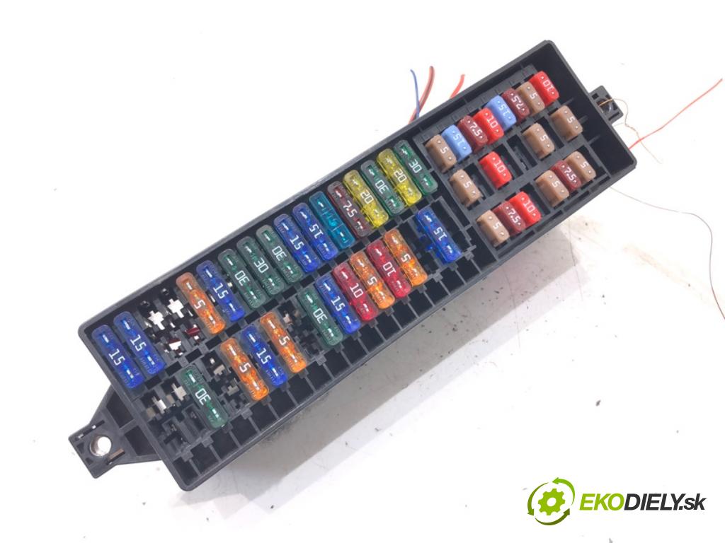 SKODA RAPID (NH3, NK3, NK6) 2012 - 2022    1.6 TDI 66 kW [90 KM] olej napędowy 2013 - 2015  skříňka poistková 5J0937615C (Pojistkové skříňky)