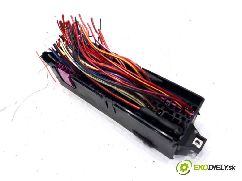 SKODA RAPID (NH3, NK3, NK6) 2012 - 2022    1.6 TDI 66 kW [90 KM] olej napędowy 2013 - 2015  skříňka poistková 5J0937615C (Pojistkové skříňky)