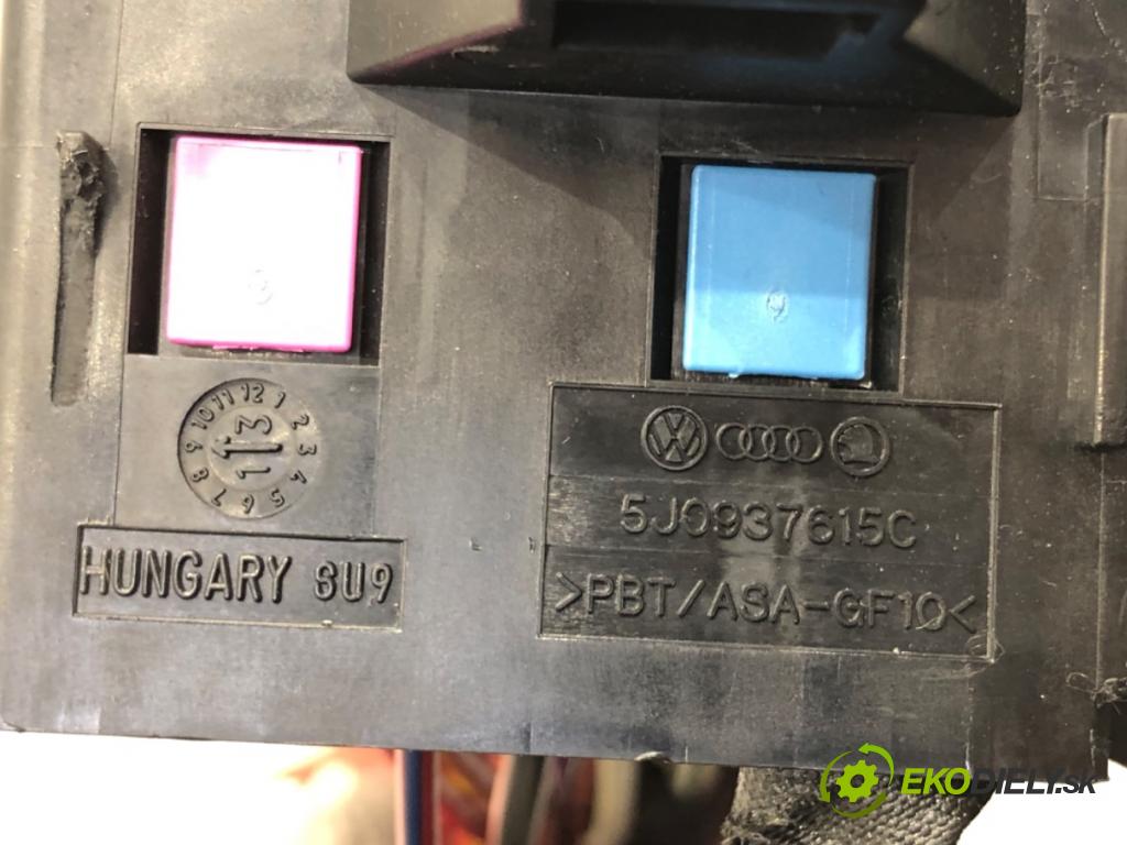 SKODA RAPID (NH3, NK3, NK6) 2012 - 2022    1.6 TDI 66 kW [90 KM] olej napędowy 2013 - 2015  skříňka poistková 5J0937615C (Pojistkové skříňky)