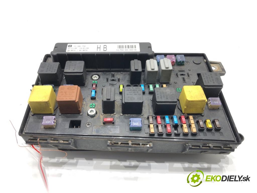 OPEL ZAFIRA B Nadwozie pełne/minivan (A05) 2005 - 2015    1.9 CDTI VAN (M75) 88 kW [120 KM] olej napędowy 2005 - 2015  skříňka poistková 13206754HB (Pojistkové skříňky)