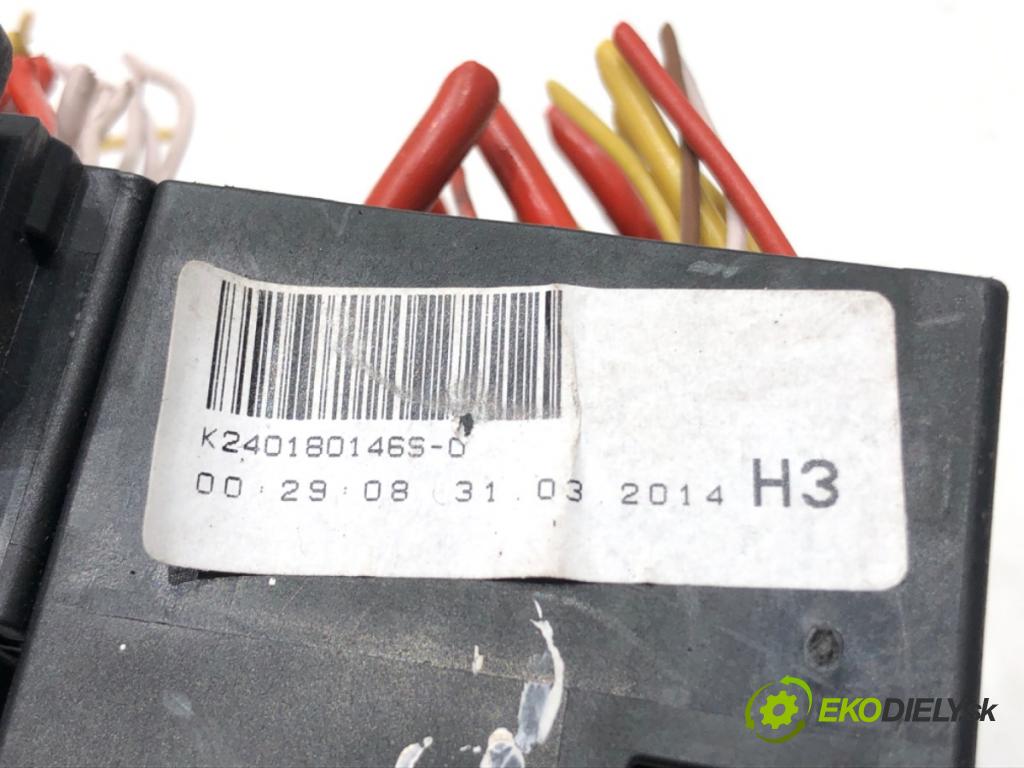 RENAULT CLIO IV (BH_) 2012 - 2022    1.2 16V 54 kW [73 KM] benzyna 2012 - 2022  skříňka poistková 240180146S (Pojistkové skříňky)