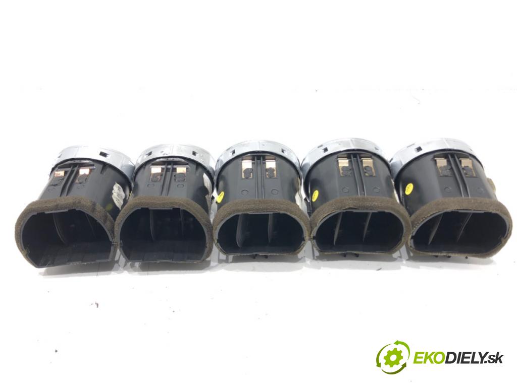 SEAT EXEO (3R2) 2008 - 2013    2.0 TDI 125 kW [170 KM] olej napędowy 2009 - 2013  Mriežky kúrenia stredna 3R0820951 (Mriežky kúrenia (fukáre))