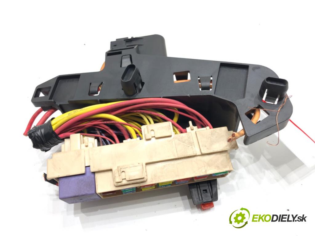 RENAULT CLIO III (BR0/1, CR0/1) 2005 - 2014    1.5 dCi (BR1C, CR1C) 76 kW [103 KM] olej napędowy 2005 - 2012  skříňka poistková  (Pojistkové skříňky)