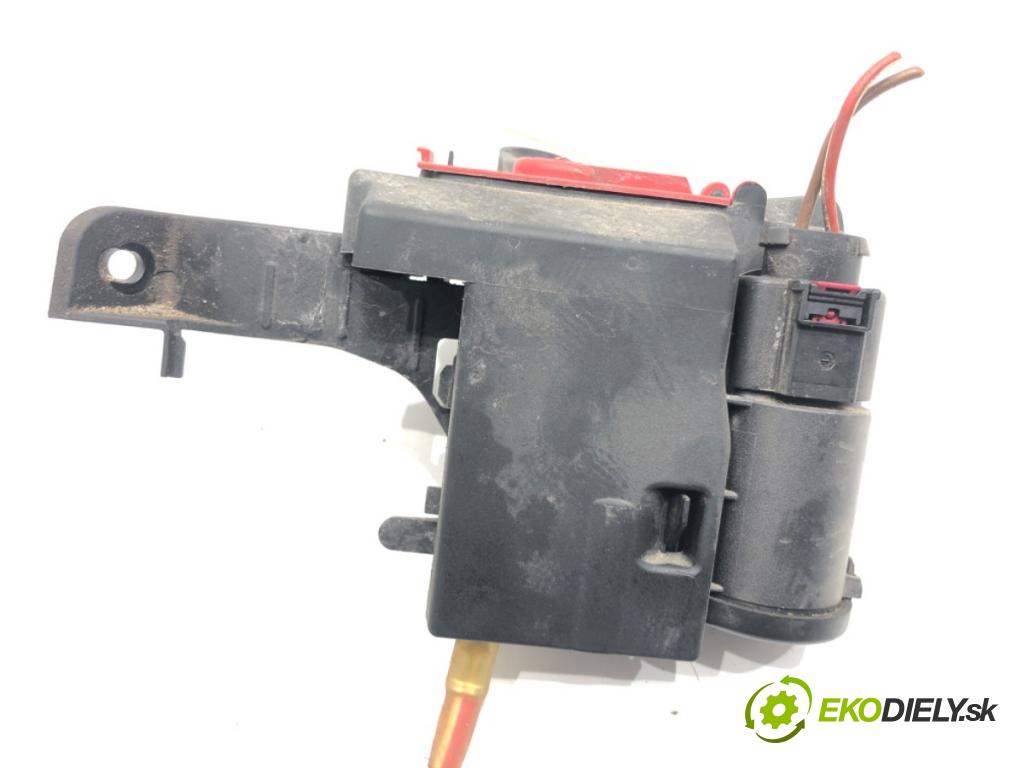 AUDI A4 Allroad B9 (8WH, 8WJ) 2016 - 2022    2.0 TFSI quattro 185 kW [252 KM] benzyna 2016 - 2022  Rozdeľovač PRĄDU 8W0941823F (Rozdeľovače)