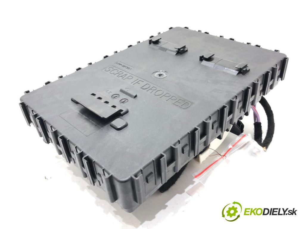 FORD ECOSPORT 2011 - 2022    1.0 EcoBoost 92 kW [125 KM] benzyna 2013 - 2022  skříňka poistková JU5T-15604-BJH (Pojistkové skříňky)