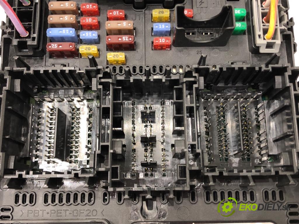 FORD ECOSPORT 2011 - 2022    1.0 EcoBoost 92 kW [125 KM] benzyna 2013 - 2022  skříňka poistková JU5T-15604-BJH (Pojistkové skříňky)