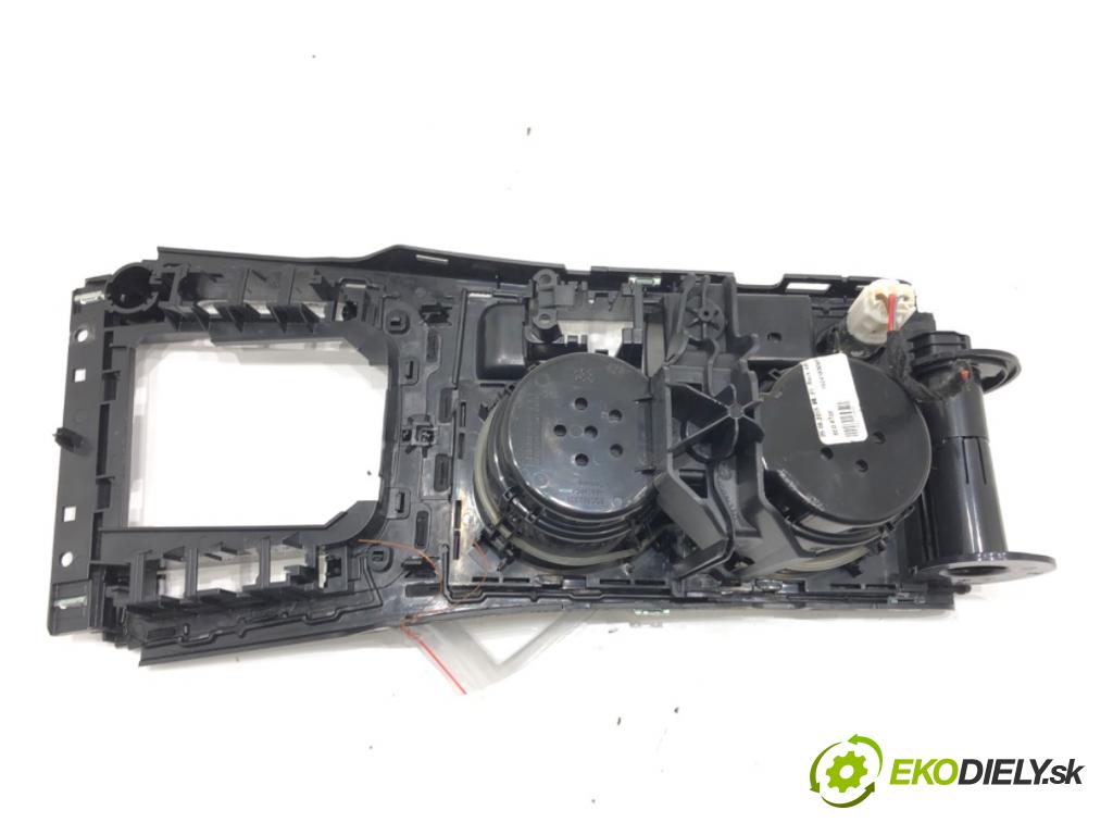 VW GOLF VII Variant (BA5, BV5) 2013 - 2022    1.6 TDI 81 kW [110 KM] olej napędowy 2013 - 2017  Držiak na nápoje  (Úchyty, držiaky na nápoje)