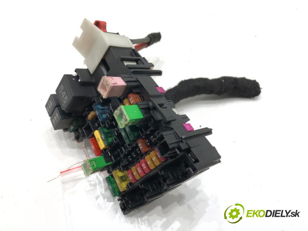 VW GOLF VII Variant (BA5, BV5) 2013 - 2022    1.6 TDI 81 kW [110 KM] olej napędowy 2013 - 2017  skříňka poistková 5Q0937615C (Pojistkové skříňky)