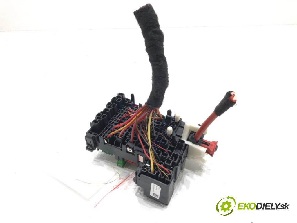 VW GOLF VII Variant (BA5, BV5) 2013 - 2022    1.6 TDI 81 kW [110 KM] olej napędowy 2013 - 2017  skříňka poistková 5Q0937615C (Pojistkové skříňky)