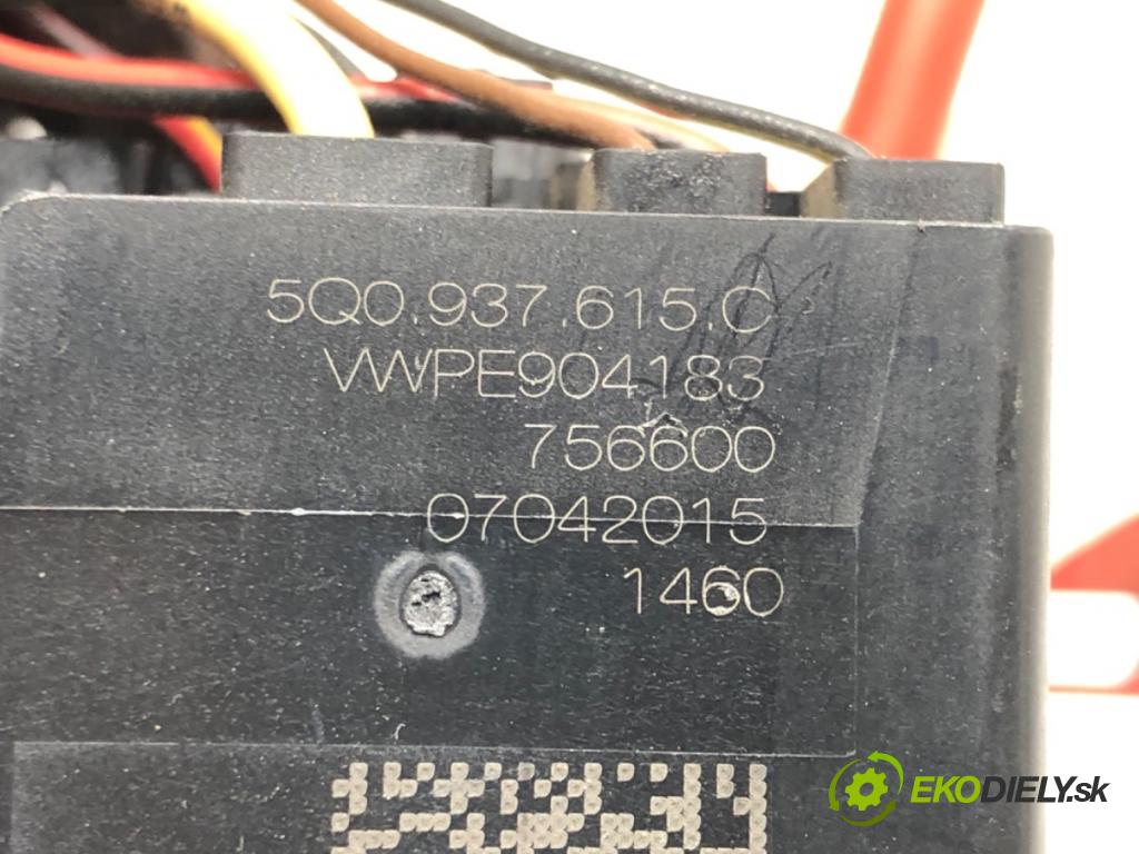 VW GOLF VII Variant (BA5, BV5) 2013 - 2022    1.6 TDI 81 kW [110 KM] olej napędowy 2013 - 2017  skříňka poistková 5Q0937615C (Pojistkové skříňky)