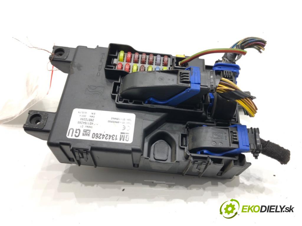 OPEL CORSA D (S07) 2006 - 2014    1.2 LPG (L08, L68) 63 kW [86 KM] Benzyna / gaz samochodowy (LPG) 2011 - 2014  modul BSI 13424260 (Pojistkové skříňky)