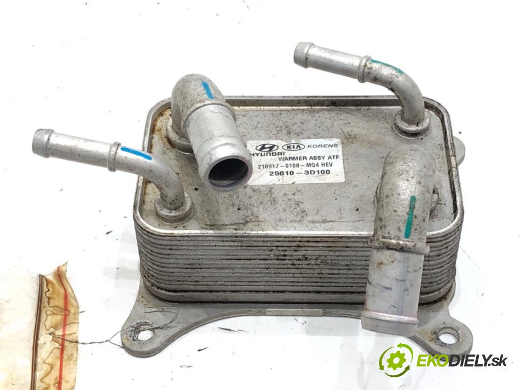 KIA SPORTAGE V (NQ5) 2021 - 2022    1.6 T-GDI MEHV 132 kW [179 KM] Hybryda silnik benzynowy / elektryczny 2021 - 2022  chladič oleje převodovky 25610-3D100 (Chladiče oleje)