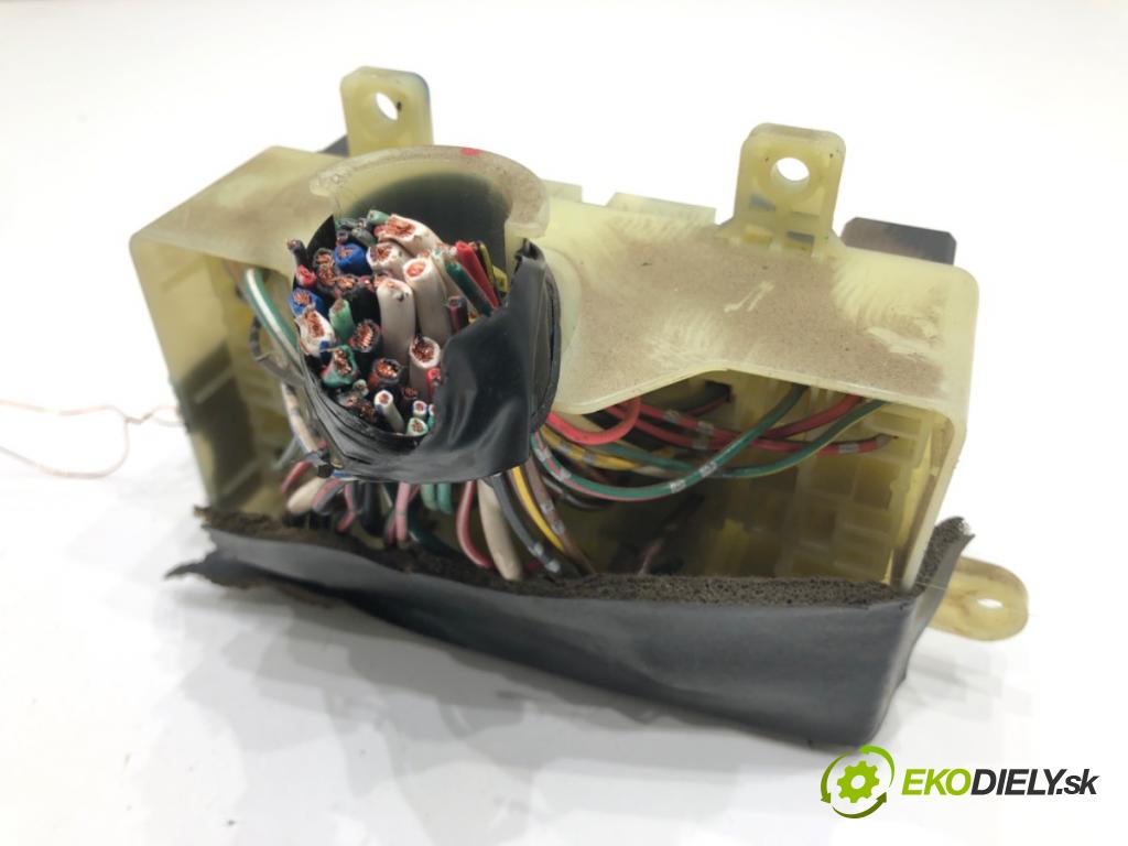 ISUZU RODEO samochód terenowy zamknięty 1997 - 2004    3.2 V6 151 kW [205 KM] benzyna 1997 - 2004  skříňka poistková  (Pojistkové skříňky)