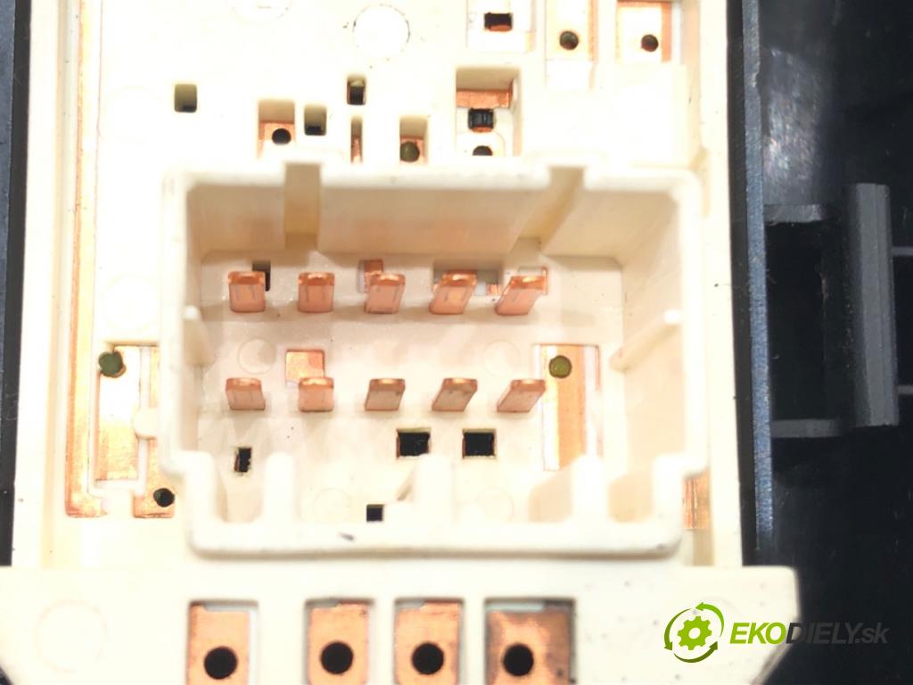 KIA CEED liftback 2009 93 kW 1.6 1591 Prepínač okien  (Prepínacie páčky pod volantom)