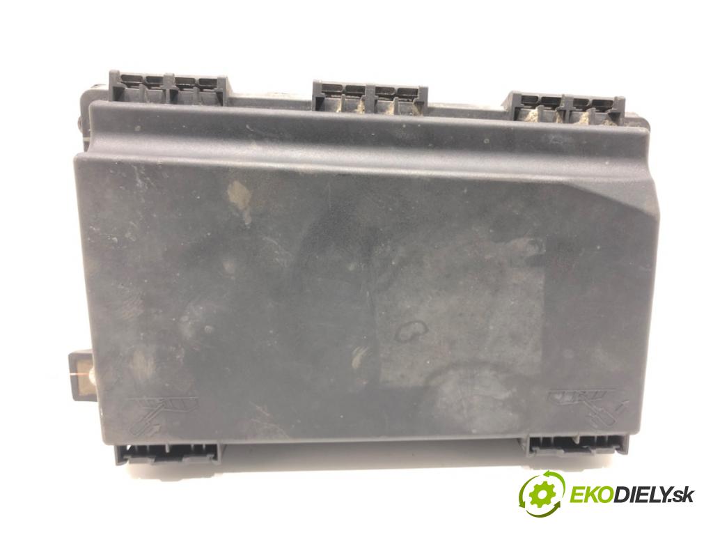 OPEL ASTRA H GTC (A04) 2005 - 2010    1.6 (L08) 77 kW [105 KM] benzyna 2005 - 2010  skříňka poistková 13191128 (Pojistkové skříňky)